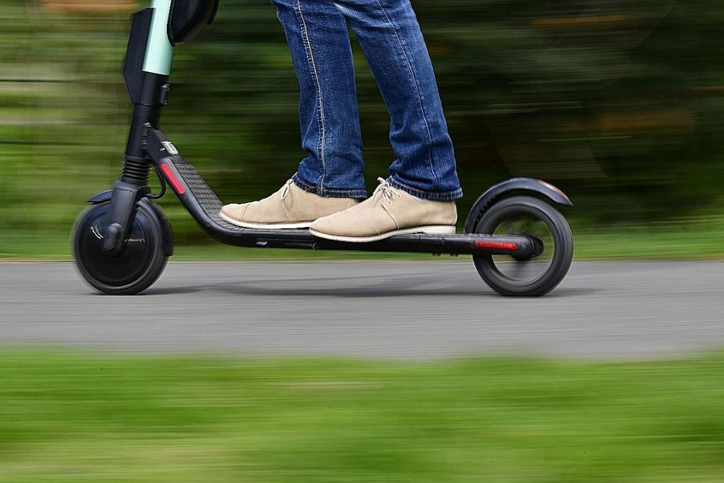 Denda RM1,000 atau Penjara 3 Bulan Sekiranya Menaiki e-Skuter Atas Jalan Raya Mulai 1 Januari 2021